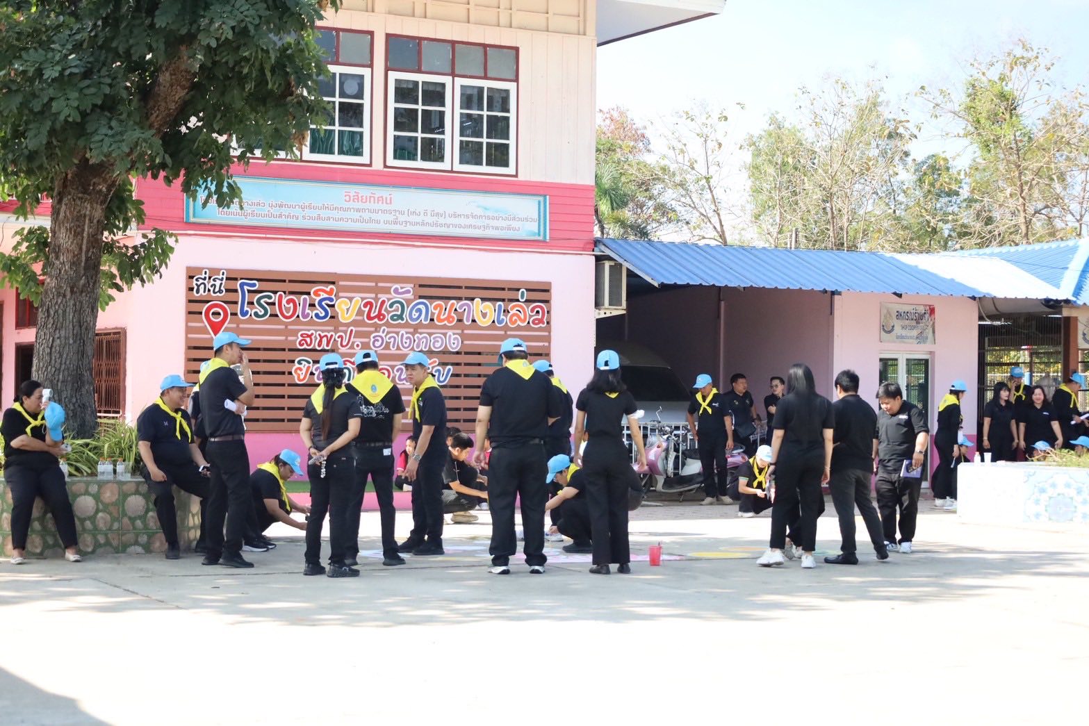 title - องคมนตรีนำนักเรียนทุนพระราชทาน ม.ท.ศ.  โรงเรียนวัดนางเล่ว จังหวัดอ่างทอง ทำกิจกรรมจิตอาสา “เราทำความดี ด้วยหัวใจ” 